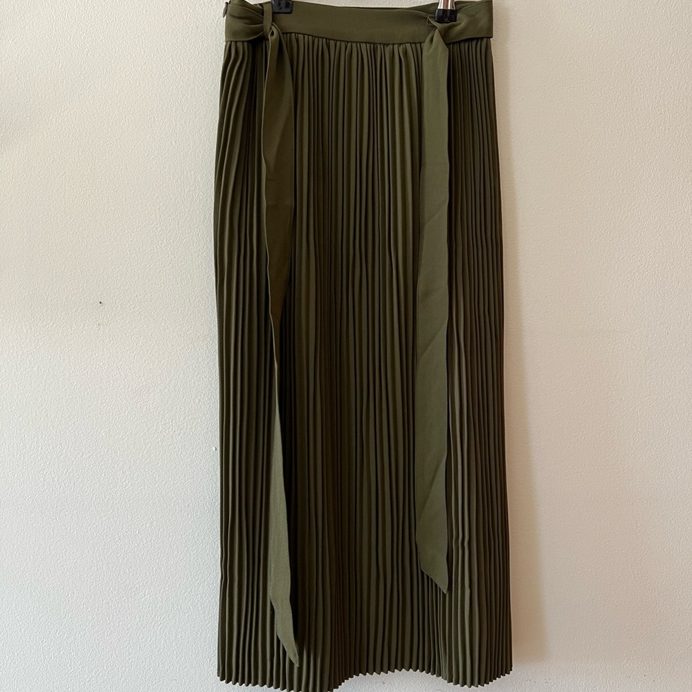 NWT love bonito pleated skirt
